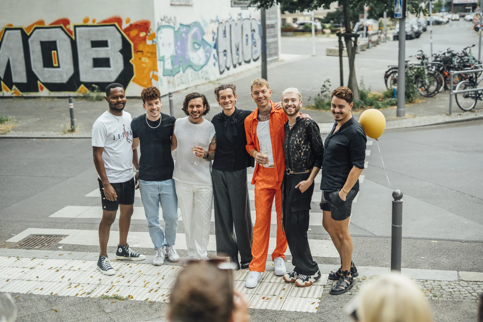 Das Team und Freunde des Studios feiern gemeinsam auf der Straße in Berlin