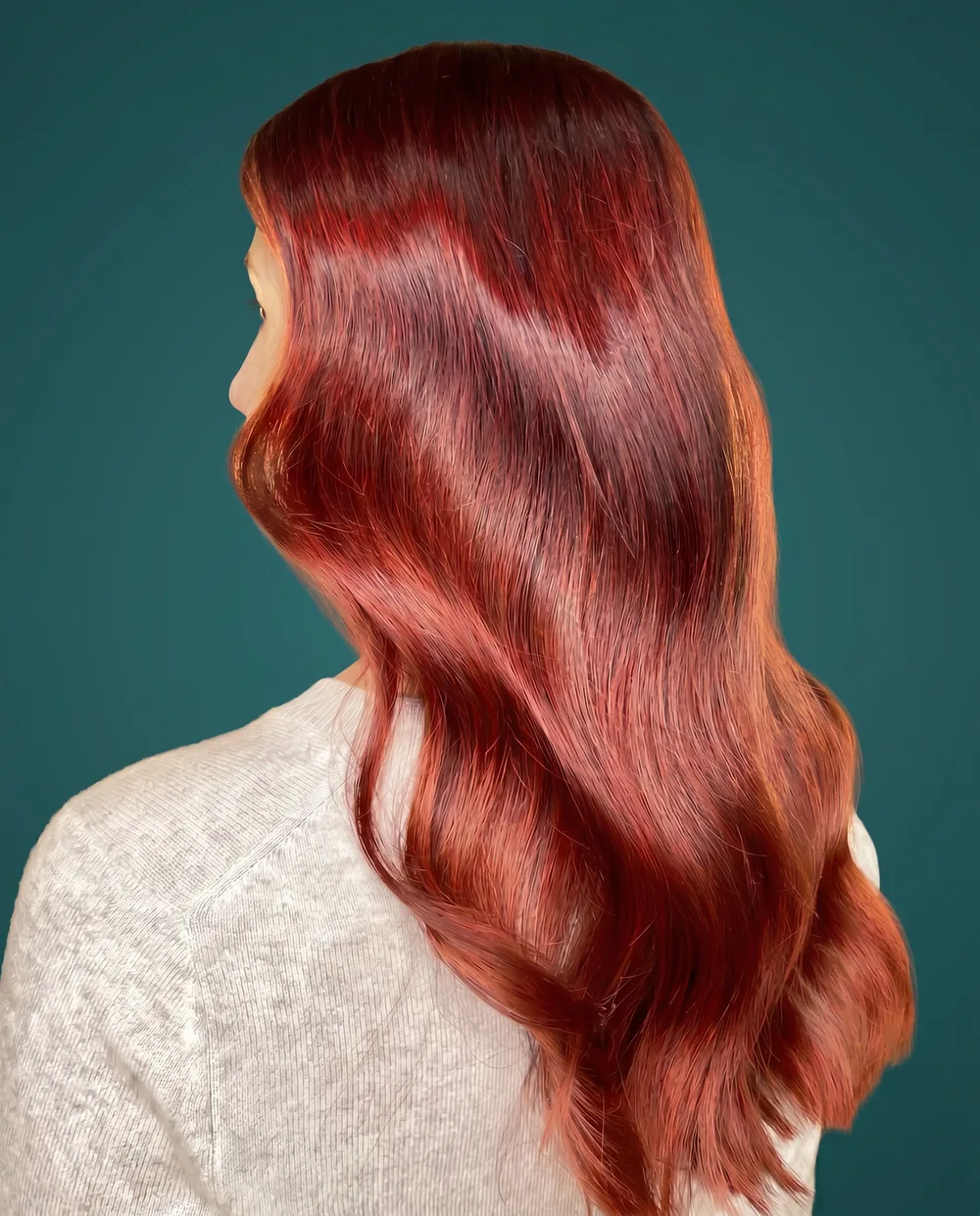 Kupferrote Coloration auf langem, gewelltem Haar